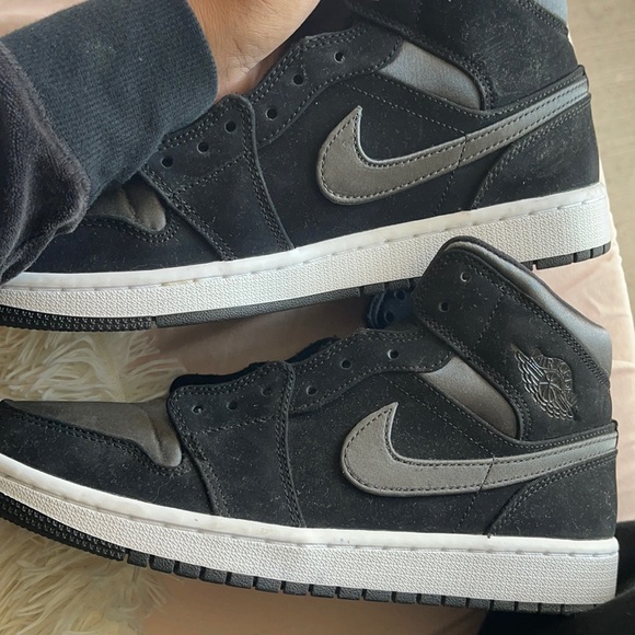 Mid Jordan 1s black and grey - Picture 1 of 5